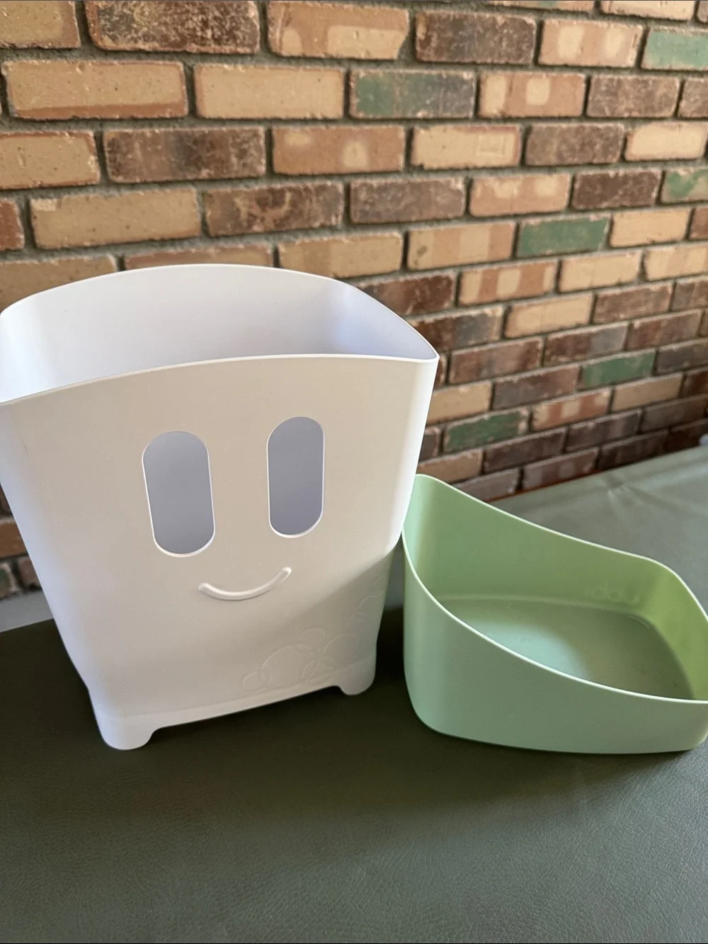 Smiley White & Sage Green Plastic bath toy Organizer